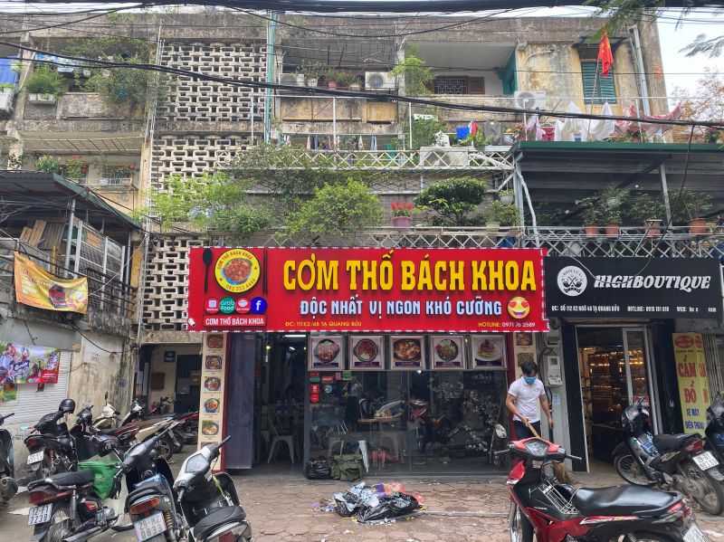 Cơm Thố Bách Khoa - Cs Tạ Quang Bửu là địa chỉ cơm gà nổi tiếng ở Hà Nội, nhận được rất nhiều đánh giá tích cực từ phía khách hàng.
