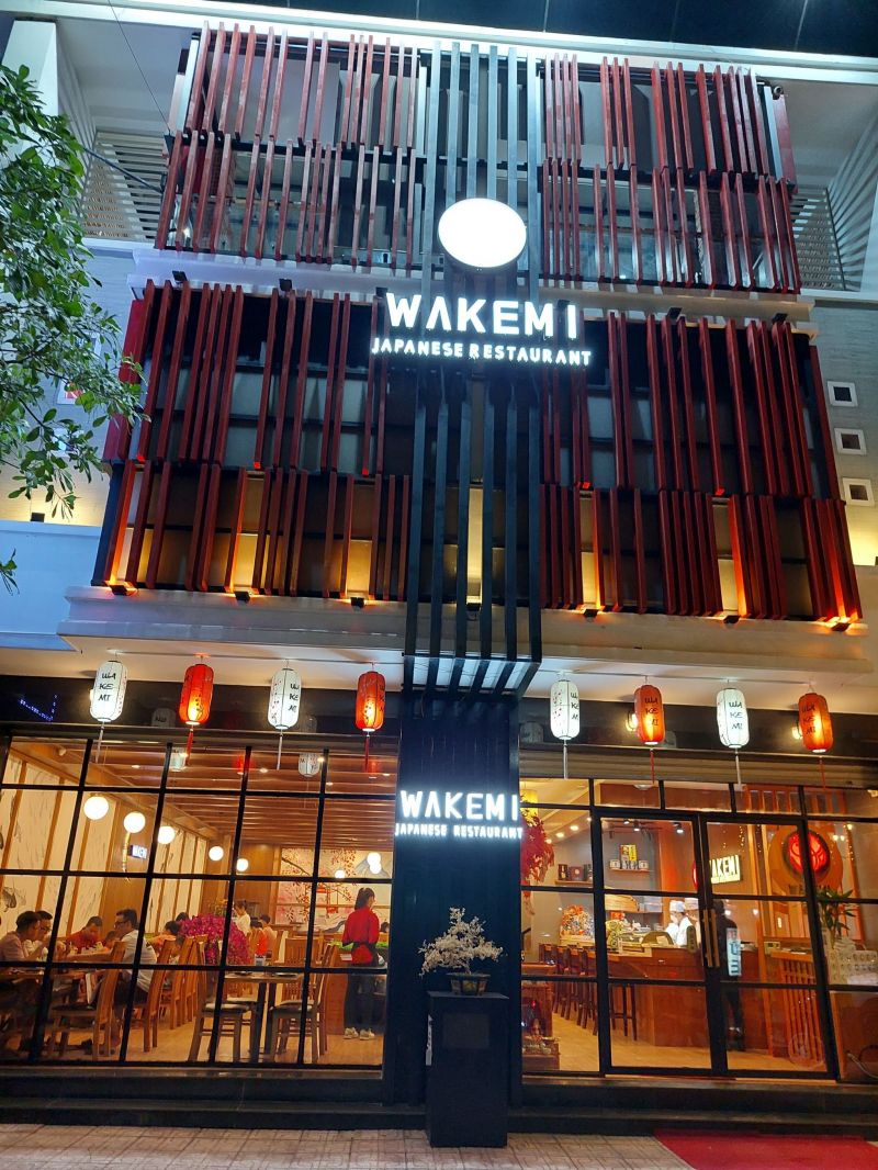 Đến Wakemi Japanese Restaurant quý khách sẽ được trải nghiệm một không gian sang trọng, ấm cúng mang đậm thiết kế Nhật Bản. 