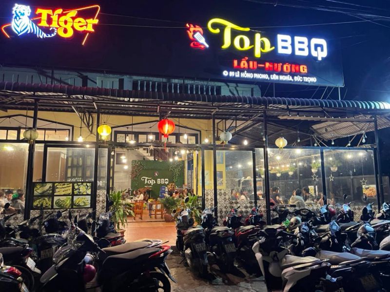 Nằm trên khung đường quốc lộ 20 xuyên suốt từ Đà Lạt đến Đồng Nai, Top BBQ tọa lạc tại ngã 3 Đức Trọng