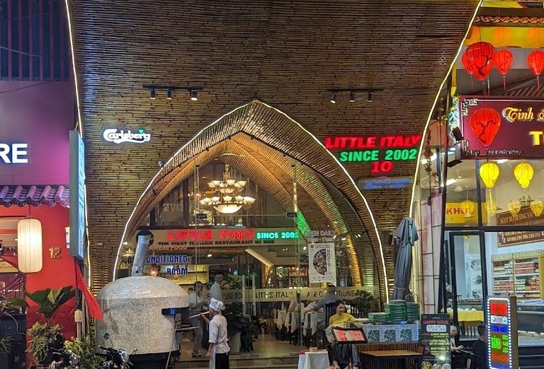 Nhà hàng Little Italy là nhà hàng Ý đầu tiên tại Huế, mang Pizza chuẩn vị Ý về với Huế và là nơi có các món ăn chuẩn vị Ý