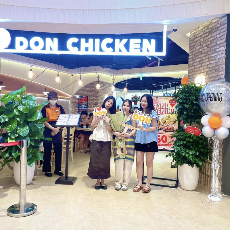 Ưu điểm của Don Chicken là có đội ngũ nhân viên nhanh nhẹn, hiếu khách cùng với không gian ấm cúng, hiện đại 