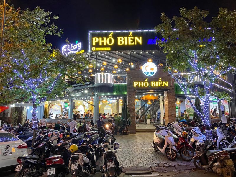 Phố Biển là địa chỉ thưởng thức hải sản có mức giá bình dân quen thuộc của nhiều thực khách khu vực TP. Huế