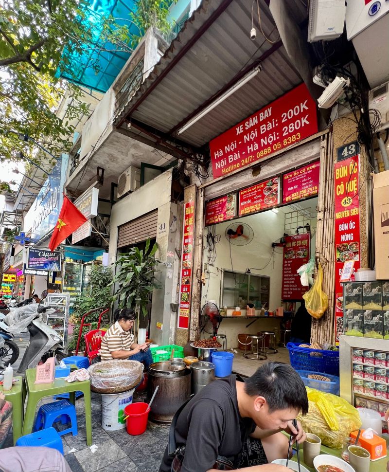 Hàng bún ốc trên phố Hàng Chai đã có tuổi đời rất lâu ở phố cổ Hà Nội và nó vẫn luôn giản dị đơn sơ như thuở nào.
