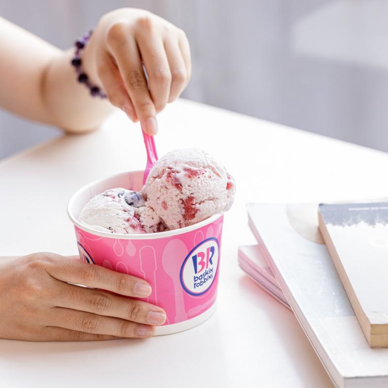 Hương vị kem dâu tại Baskin Robbins có vị béo ngậy, mịn màng của kem sữa hòa quyện hoàn hảo với vị dâu. Hương thơm dâu tây nồng nàn, lan tỏa trong khoang miệng.