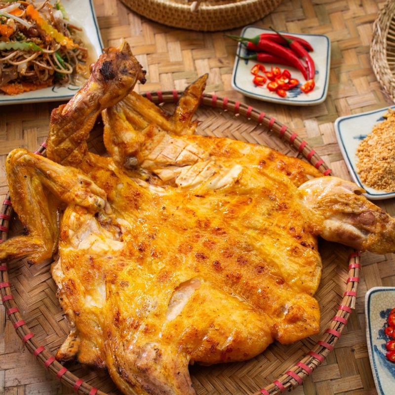 Món gà nướng tiêu rừng là sự kết hợp tinh tế giữa thịt gà thơm ngon được ướp đều với gia vị tiêu rừng tỏa hương đặc trưng, khiến cho mỗi miếng gà nướng có lớp vỏ giòn và thơm lừng, chắc chắn sẽ khiến thực khách không thể cưỡng lại được