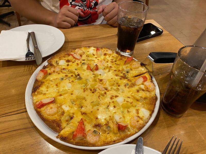 Pizza hải sản nhiệt đới với lớp đế Pizza mỏng và phủ đầy hải sản tươi ngon như tôm, mực, nghêu,... Với hương vị đặc trưng của hải sản và các loại củ quả nhiệt đới, món Pizza này mang lại một trải nghiệm ẩm thực đậm đà và đầy hấp dẫn