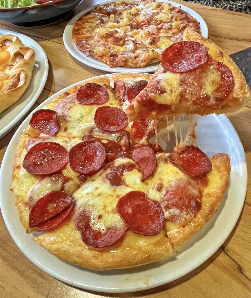 Pizza xúc xích Ý với lớp vỏ Pizza mỏng và giòn, phủ đầy phô mai và xúc xích thơm ngon. Mỗi miếng Pizza được ăn kèm với sự ngọt béo của xúc xích và hương vị đậm đà từ sốt cà chua