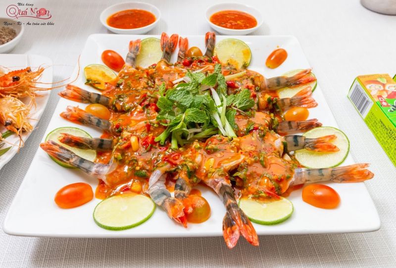 Món tôm sống sốt Thái là sự kết hợp tuyệt vời giữa tôm tươi và sốt Thái cay nồng, chua ngọt. Mỗi con tôm sống rưới sốt Thái thơm phức và hấp dẫn tạo nên một món ăn cực hấp dẫn và bắt mắt