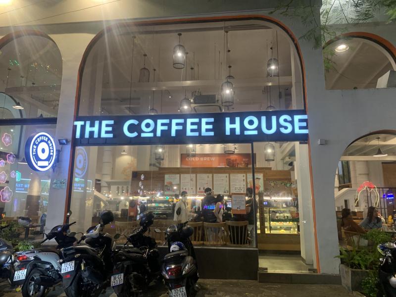 Với thiết kế sang trọng và hiện đại, không gian The Coffee House tạo cho khách hàng một cảm giác thoải mái và thư giãn