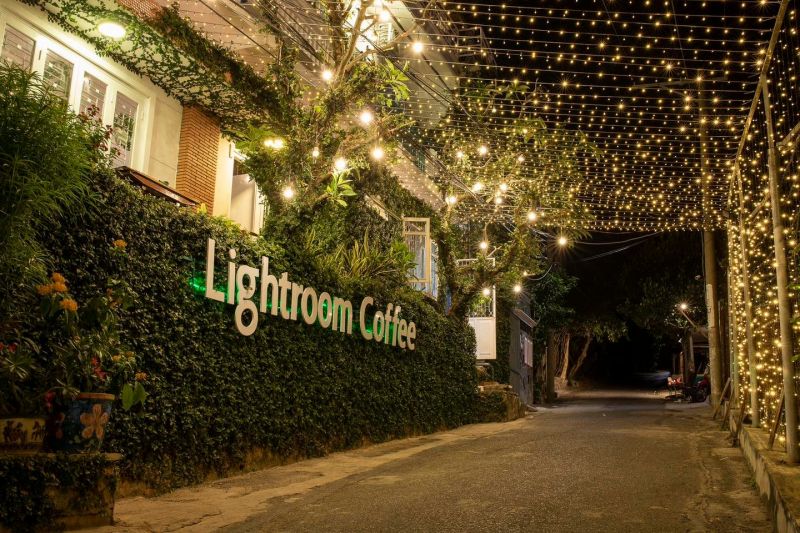 Lightroom Coffee là một quần thể biệt thự cổ nằm trên sườn núi lưng chừng, có thể ngắm trọn view biển đẹp mắt và lãng mạn