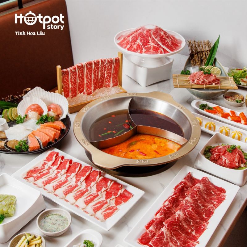 Hương vị của nước lẩu tại Hotpot Story là sự kết hợp hoàn hảo giữa cay nồng, đậm đà, một chút mặn và hơi ngọt.  Thịt, hải sản, rau và các loại đồ ăn khác sẽ mang hương vị cay nồng khi thả lẩu.