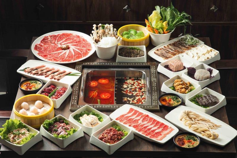 Lẩu Tứ Xuyên tại Hipot - Paradise Buffet Lẩu & Dimsum nổi bật với vị cay nồng đặc trưng của ớt Tứ Xuyên, tạo cảm giác kích thích vị giác mạnh mẽ.