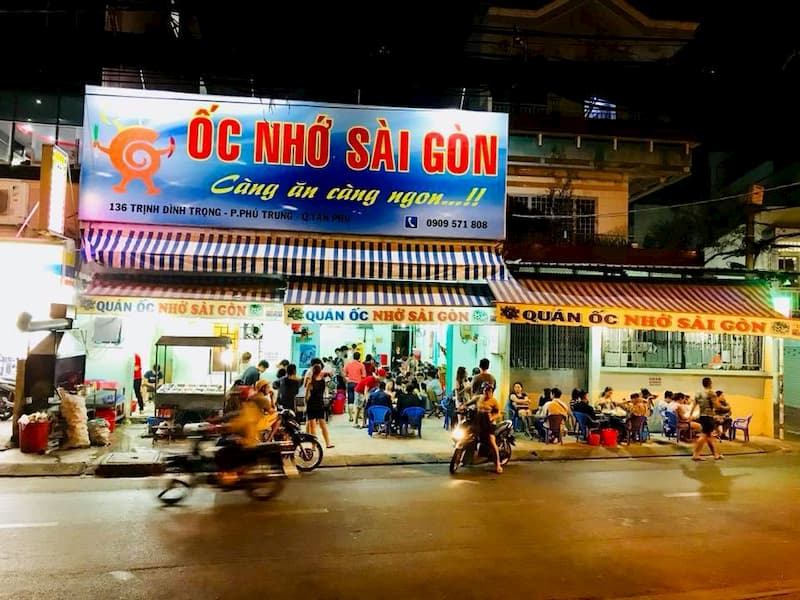 Ốc Nhớ Sài Gòn là một quán ăn đa dạng các loại hải sản, trong đó món hàu nướng ngũ vị được đánh giá rất cao