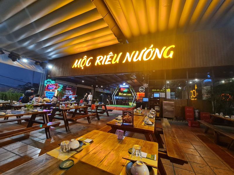 Tại Số 436 Nguyễn Thị Thập, Quận 7, nhà hàng Mộc - Riêu & Nướng ra đời với sứ mệnh mang đến một nơi chốn dành riêng cho thực khách thưởng thức ẩm thực.