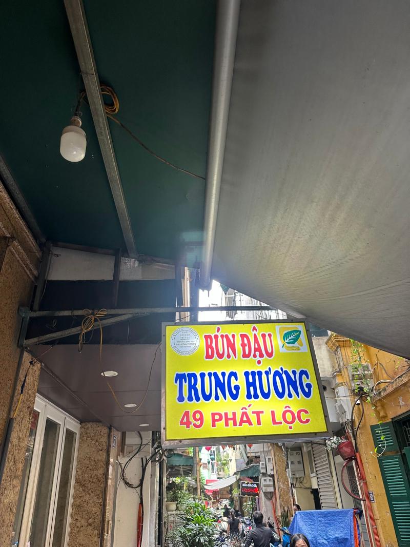 Nổi tiếng từ lâu là một trong những địa chỉ bún đậu ngon Hà Nội, Bún đậu Trung Hương nằm trong ngõ Phất Lộc