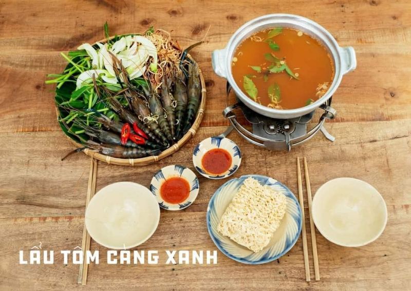 Nước lẩu tôm càng xanh tại Nhà hàng Xưa Lắc Xưa Lơ được ninh từ xương heo, tôm, và các loại rau củ, tạo nên vị ngọt thanh tự nhiên.  Khi thưởng thức, bạn sẽ cảm nhận được vị ngọt dai của thịt tôm, hòa quyện cùng vị béo ngậy của gạch tôm.