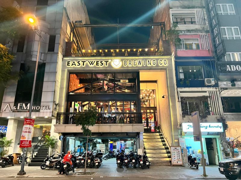 Nhà hàng East West Brewing là mô hình nhà máy bia thủ công kết hợp nhà hàng phong cách Mỹ đầu tiên tại TP.HCM.