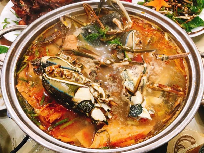 Lẩu cua biển là một tác phẩm nghệ thuật ẩm thực, với cua biển tươi ngon được kết hợp cùng các loại rau củ và gia vị tinh tế, tạo nên một hương vị đậm đà và phong phú. Mỗi miếng cua thịt mềm và thấm đượm hương vị của nước lẩu, khiến món ăn trở thành một trải nghiệm ẩm thực độc đáo và đầy hấp dẫn.
