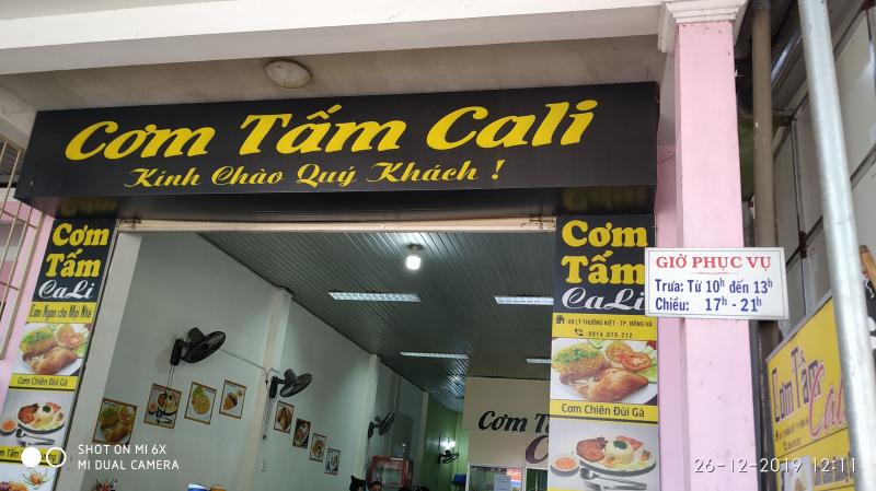 Nếu bạn muốn có một bữa ăn trưa no bụng tại Quảng Trị thì có thể lựa chọn tới quán cơm tấm Cali có vị trí ngay bên quốc lộ 9.