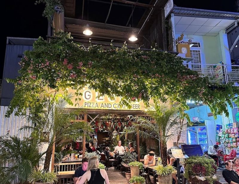 Là một nhà hàng tọa lạc tại số 09 đường Phạm Ngũ Lão - con phố của người Tây, Gecko Pub- Restaurant thu hút được cả thực khách Tây và thực khách Việt ủng hộ nồng nhiệt