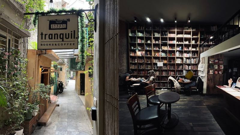 Tranquil. Books & Coffee là một trong những quán cafe sách đẹp ở Hà Nội, quán cũng dành riêng cho những người độc thân yêu thích yên tĩnh