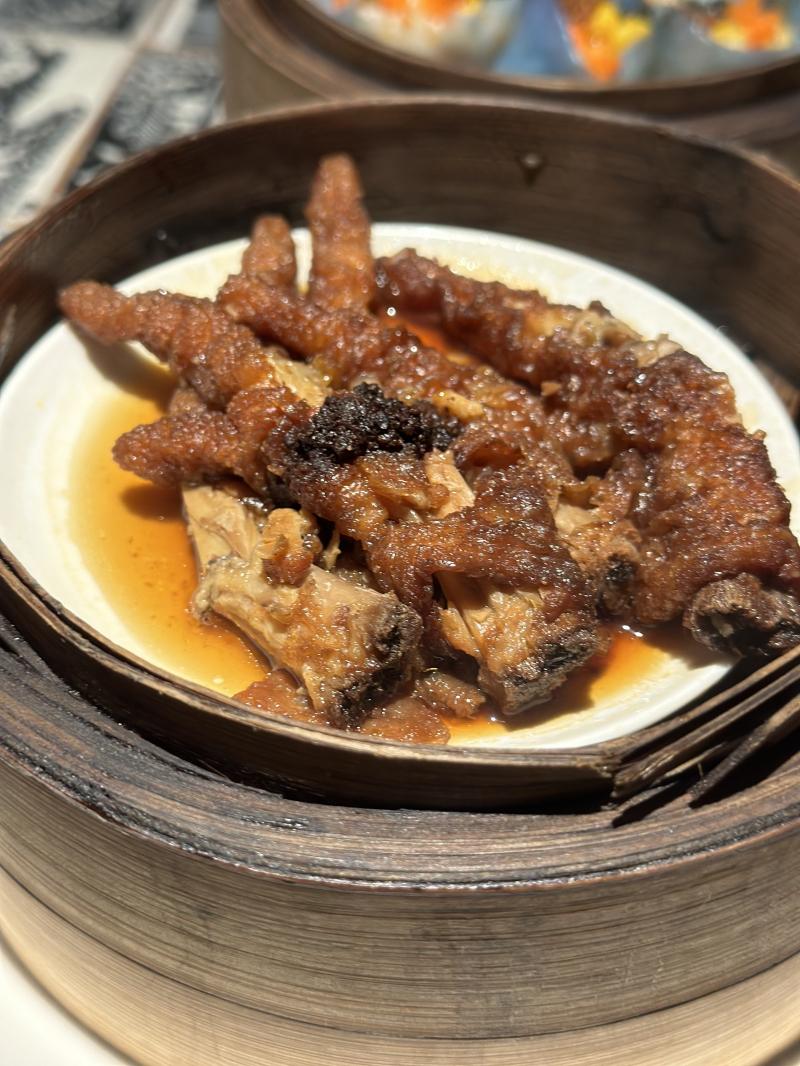 Chân gà hấp tàu xì là một món ăn phổ biến trong ẩm thực Trung Quốc. Khi thưởng thức chân gà hấp tàu xì, bạn sẽ cảm nhận được sự mềm mại và thấm vị của chân gà kết hợp với hương vị đặc trưng của sốt tàu xì, tạo ra một trải nghiệm ăn uống đặc biệt và hấp dẫn