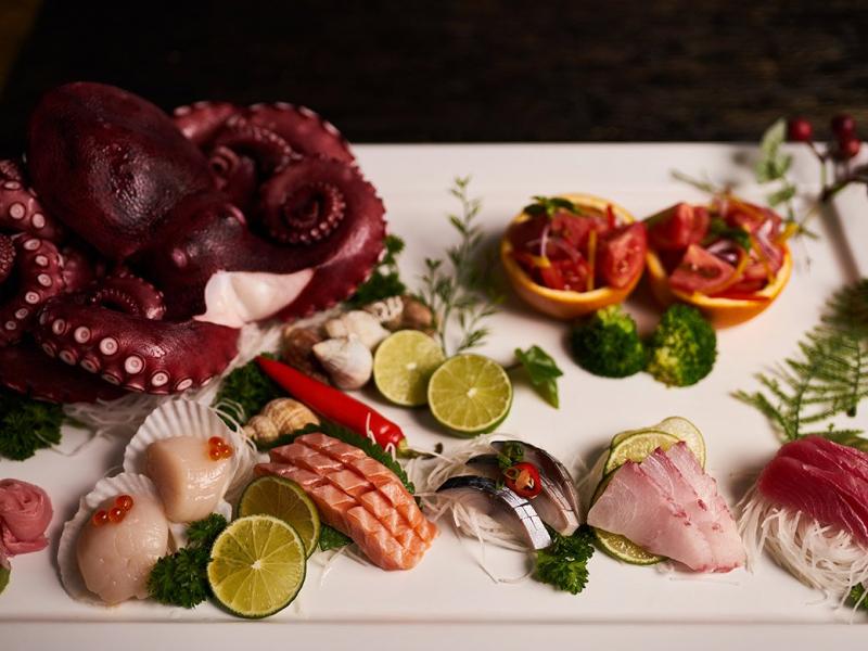 Món sashimi với những lát cá tươi ngon được cắt mỏng và sắp xếp đẹp mắt trên đĩa. Các loại hải sản như cá hồi, cá ngừ, bạch tuộc thường được dùng trong sashimi. Khi thưởng thức cảm nhận được hương vị tươi ngon, ngọt thanh từ hải sản tươi sống