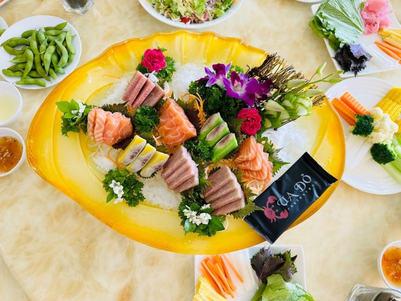 Món sashimi là một món ăn Nhật Bản tinh tế với những lát cá tươi ngon được cắt mỏng và sắp xếp đẹp mắt trên đĩa. Các loại hải sản như cá hồi, cá ngừ, cá trích,... thường được dùng trong sashimi, mang đến hương vị tươi ngon, ngọt thanh, thường được thưởng thức cùng nước tương và wasabi