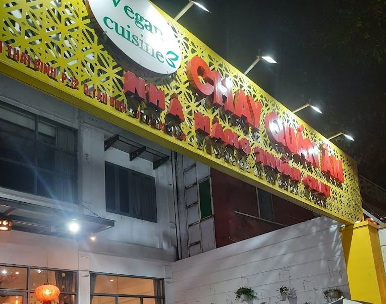 Nhà hàng buffet Chay Quán Âm mang đến cho thực khách một không gian ấm cúng, gần gũi và yên tĩnh, với các đa dạng các món ăn bổ dưỡng được chế biến tinh tế