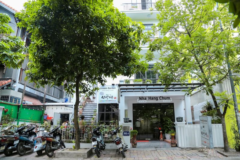 Nhà Hàng Chum là chuỗi nhà hàng ẩm thực Hàn Quốc, nổi tiếng với mô hình đồ nướng Hàn Quốc độc đáo lần đầu tiên có mặt tại Việt Nam