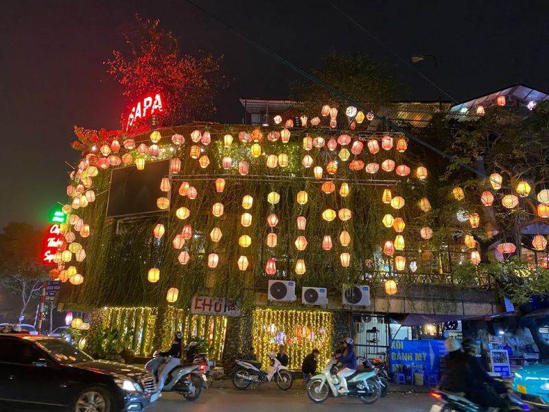 Nhà hàng Chợ tình Sapa bài trí giống các quán xá trên miền cao nguyên phía Bắc, các món ăn cũng mang hương vị cao nguyên