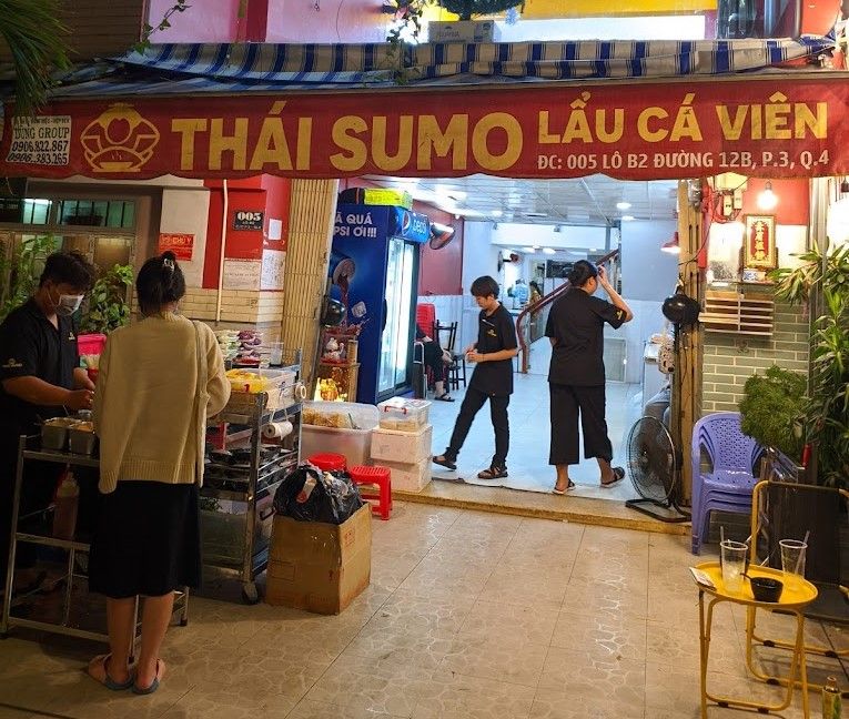 Thái Sumo không còn xa lạ với tín đồ ăn vặt quận 4. Quán nằm trong con hẻm nhỏ nhưng rất dễ dàng tìm thấy bởi quán lúc nào cũng đông khách