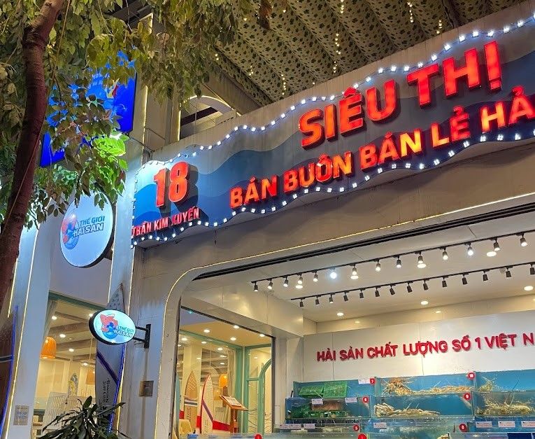 Thế Giới Hải Sản cung cấp hơn 100 loại hải sản tươi sống, chất lượng loại 1, được đưa về từ những vùng biển khắp đất nước và được thả sống trong các bể kính