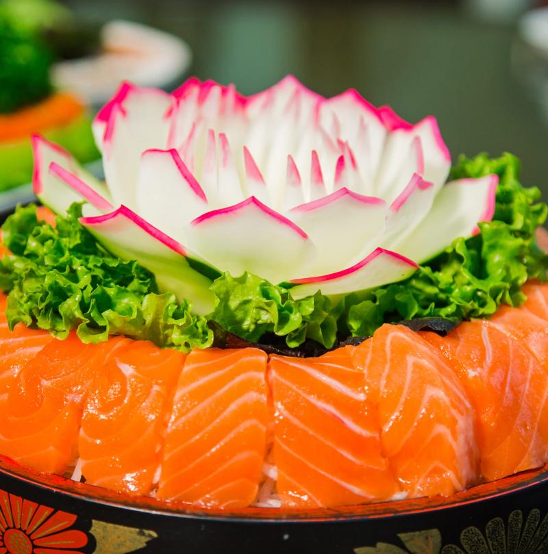 Nhà hàng Thái Việt Gia nổi tiếng với món sashimi cá hồi. Khi thưởng thức, bạn sẽ cảm nhận được chút hương vị hăng hăng của wasabi, vị mặn của nước tương, vị nồng của gừng càng làm tăng thêm hương vị thơm ngon của cá hồi.