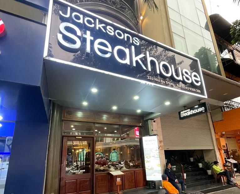 Jacksons Steakhouse mang phong cách sang trọng nhưng không quá cầu kỳ, đơn giản nhưng đầy tinh tế đúng kiểu châu Âu