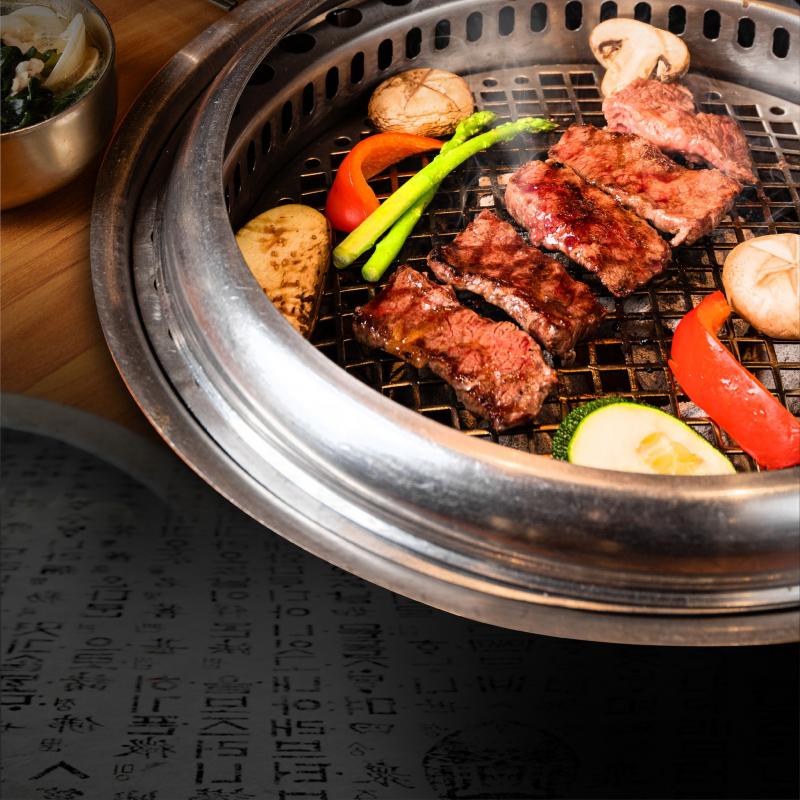 Khi nướng trên than hoa, thịt bò tỏa ra mùi thơm nức mũi, kích thích vị giác. Thịt bò nướng Hàn Quốc thường được ăn kèm với rau diếp, ssamjang (tương ớt Hàn Quốc), kim chi, tỏi nướng và các loại panchan (món ăn kèm) khác.