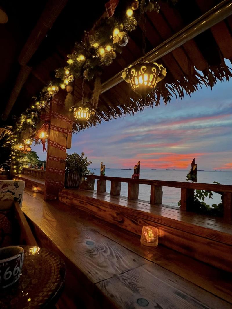 Beach Stop Lounge & Café có không gian cực kì lãng mạn