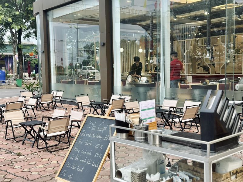 BẦU Café có không gian ngoài trời thoáng đãng, được nhiều bạn trẻ yêu thích