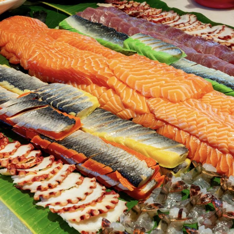 Sashimi tươi sống là một hình thức nghệ thuật ẩm thực đầy tinh tế, với từng lát thịt cá tươi ngon được cắt mỏng và sắc bén, mang lại cho thực khách trải nghiệm vị ngon đặc trưng của từng loại cá.  Mỗi miếng sashimi tươi sống là một hòa quyện của vị tinh tế và hương thơm tự nhiên, giúp thực khách khám phá và thưởng thức hết mức vẻ đẹp tinh túy của các loại cá biển tươi sống.