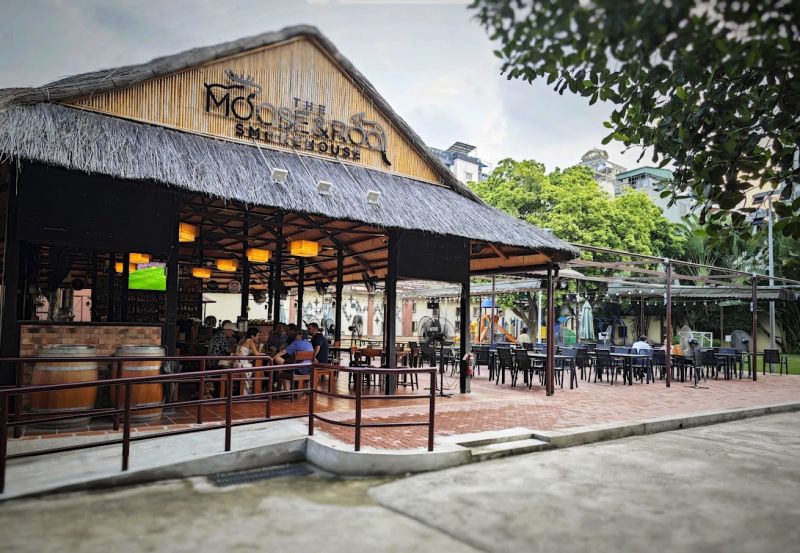 The Moose & Roo Smokehouse là nhà hàng nằm bí ẩn trong lòng phố cổ Hà Nội được nhiều người biết tới với phong cách American Dinner