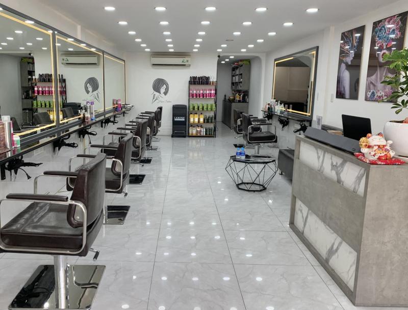  Hair Salon Tài Phạm trang bị cho mình những thiết bị, công nghệ và sản phẩm hỗ trợ để mang đến một mái tóc bồng bềnh dành cho khách hàng.