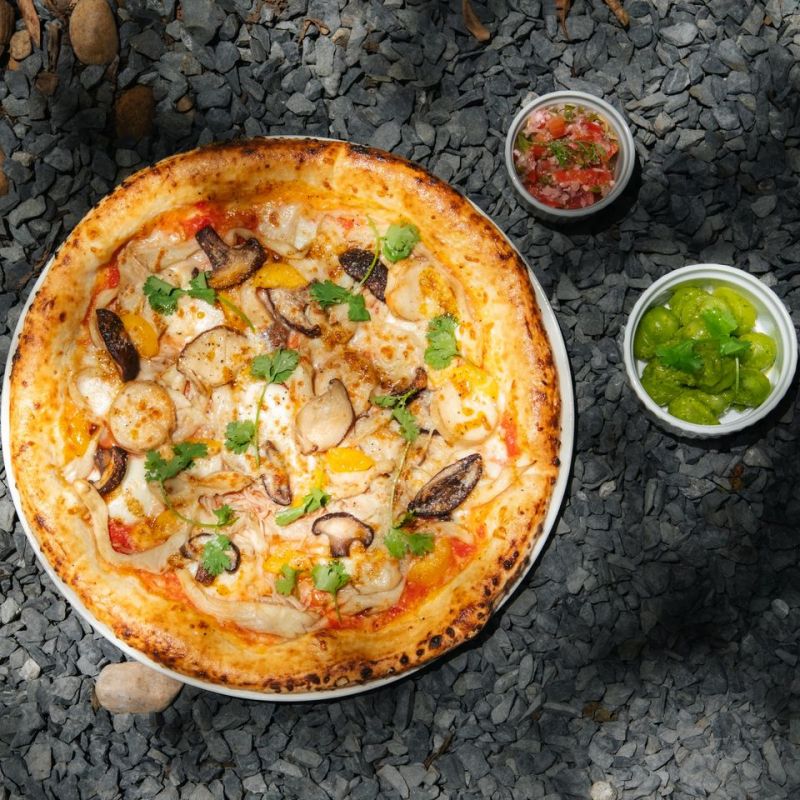 Hương vị pizza tại Pizza 4P’s giúp bạn khám phá hương vị nguyên bản từ 4 loại nấm hữu cơ (nấm bào ngư, nấm đùi gà, nấm kim châm, và nấm hương) kết hợp trên nền xốt cà chua, cùng ba loại phô mai nhà làm và quả tầm bóp