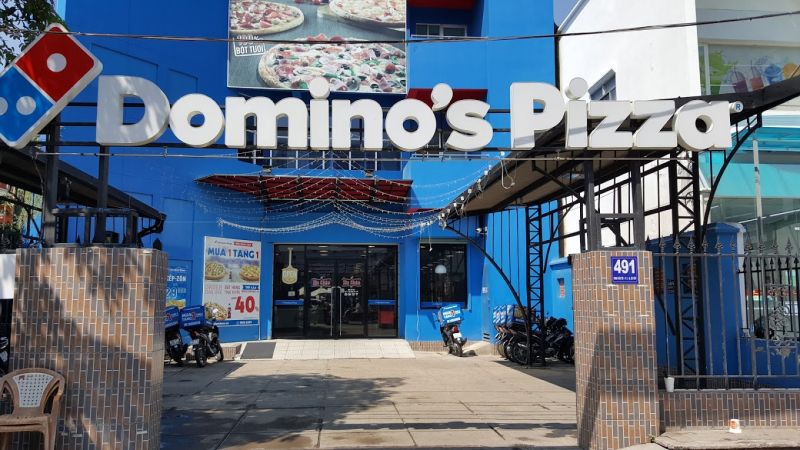 Domino’s Pizza nổi tiếng trong làng ẩm thực Sài thành với tốc độ phát triển thần kỳ và thực đơn hàng chục loại pizza lớn, nhỏ, vừa đủ loại khiến từ trẻ nhỏ đến người lớn đều thích thú, mê say