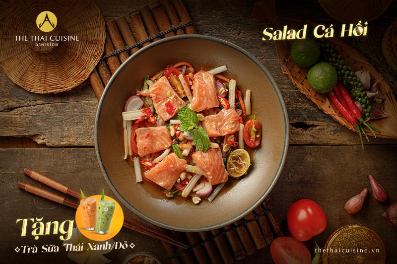 Salad cá hồi hấp dẫn với sự hoàn hảo của cá hồi tươi ngon, thịt chắc, hòa quyện với rau sống mát lạnh và các loại trái cây giòn ngọt. Sự kết hợp của vị đậm đà từ cá hồi, hương thơm của dầu giấm ôliu và vị chua nhẹ từ nước sốt chanh tạo nên một hương vị tinh tế, khiến mỗi ngụm salad trở thành một trải nghiệm hòa quyện đầy ngon miệng.