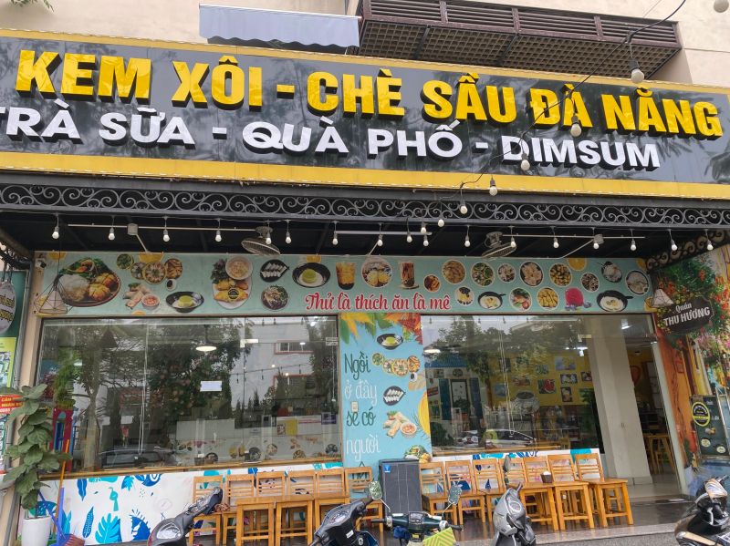 Chè sầu Thu Hương là ví dụ điển hình cho sự kết hợp ăn ý giữa các món tráng miệng có sầu riêng ở Long Biên, Hà Nội.