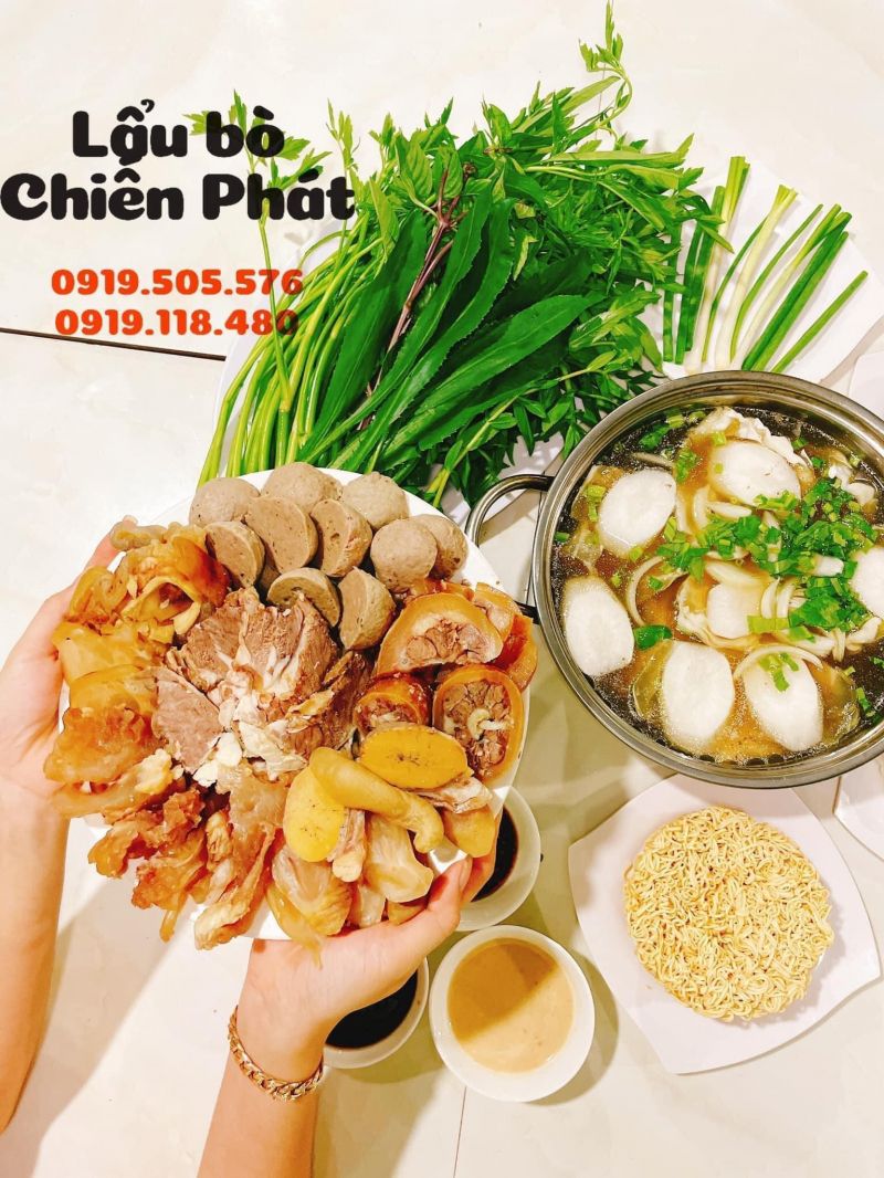 Lẩu bò tại Lẩu Bò Chiến Phát có hương vị thơm ngon, đậm đà, hấp dẫn. Nước dùng ngọt thanh, thịt bò mềm dai, rau củ tươi xanh. Phù hợp để thưởng thức cùng gia đình, bạn bè trong những ngày se lạnh.