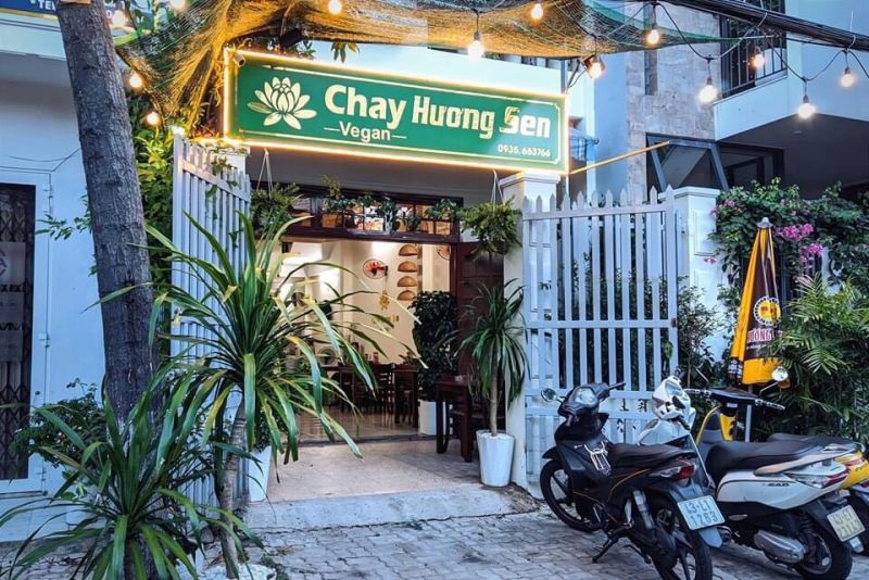 Nhà Hàng Chay Hương Sen là nơi gặp mặt của bạn bè, tụ họp gia đình hoặc anh em đồng nghiệp cùng nhau quây quần và thưởng thức những món ăn ngon