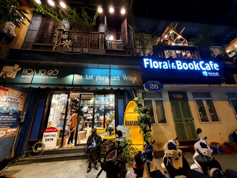 HanoiinMe - Flower & Book Cafe là một quán cafe khá nổi tiếng với hoa và sách sẽ mang đến trải nghiệm cà phê đặc sản trong không gian vintage