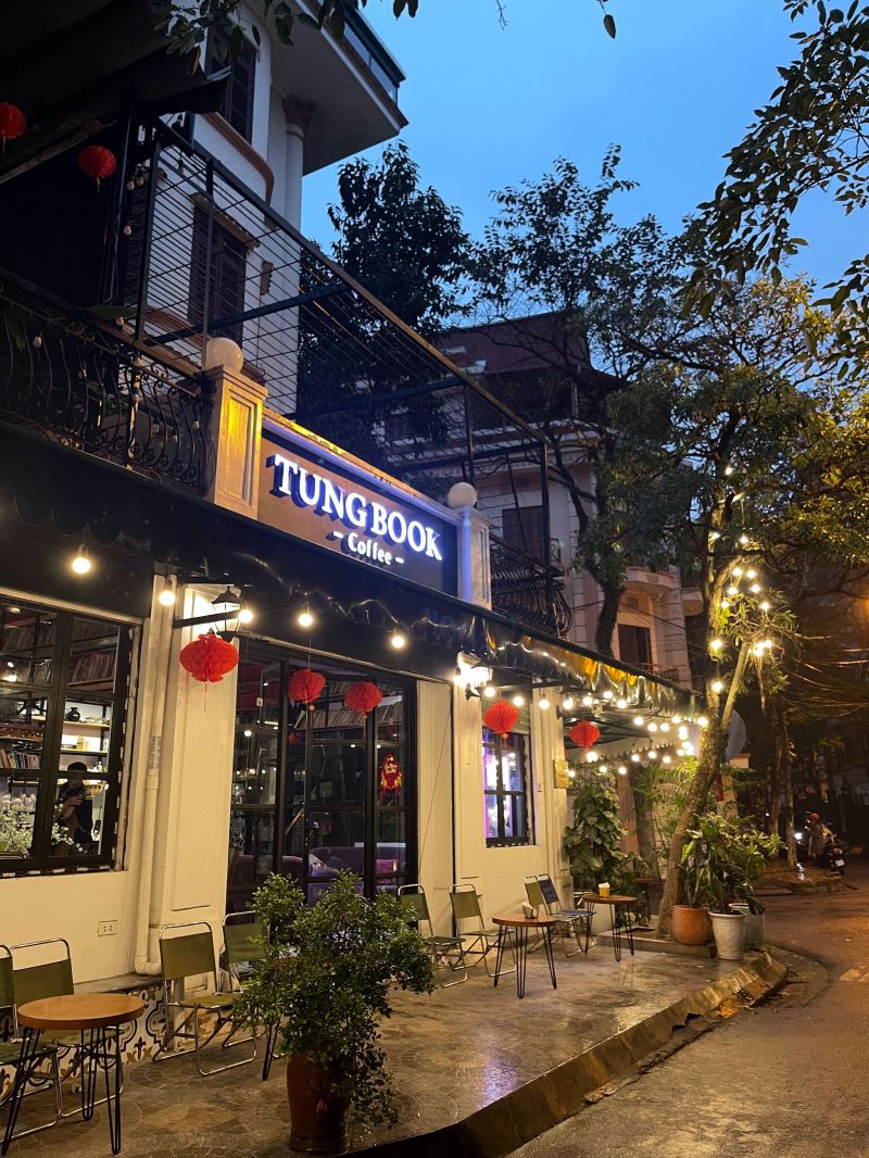 Tungbook Cafe với không gian quán đúng như tên gọi Tungbook Cafe, bước vào quán bạn sẽ bị choáng với không gian của sách nhiều rất nhiều trên tủ, đa dạng thể loại khác nhau khiến bạn thỏa sức lựa chọn cho mình cuốn sách hợp nhất để đọc.