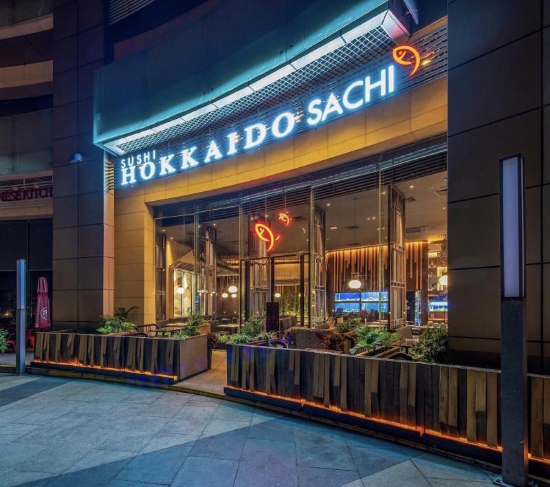 Sushi Hokkaido Sachi có menu rất đa dạng và đồ ăn cực kì ngon. Địa chỉ này khá nổi tiếng nên hãy đặt bàn trước để đảm bảo bạn sẽ có không gian đẹp